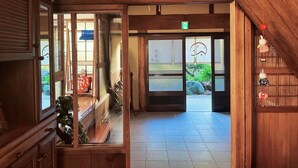 A traditional Japanese interior with sliding doors, wooden beams, and a tiled floor. - 107 year old house, 100 year old townhouse. Convenience store, pharmacy, supermarket within 2 minutes walk. Groups of 20 people can stay. Natural hot spring within 5 minutes drive, seafood market, tourist attractions Inuyama Castle and Meiji Village nearb (可児市)