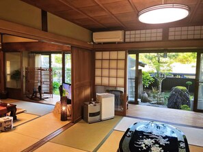 A traditional Japanese room with tatami flooring, sliding doors, a tatami mat table, and a view of a garden. - 107 year old house, 100 year old townhouse. Convenience store, pharmacy, supermarket within 2 minutes walk. Groups of 20 people can stay. Natural hot spring within 5 minutes drive, seafood market, tourist attractions Inuyama Castle and Meiji Village nearb (可児市)