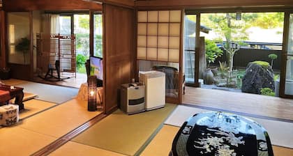107 year old house, 100 year old townhouse. Convenience store, pharmacy, supermarket within 2 minutes walk. Groups of 20 people can stay. Natural hot spring within 5 minutes drive, seafood market, tourist attractions Inuyama Castle and Meiji Village nearb