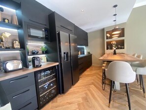 Fridge, microwave, oven, stovetop - Contemporary apartment  Croisette / Palais des Festivals  (Cannes)