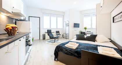 Comfortable studio apartment located on the mezzanine floor of a four-storey building, equipped with a lift (not necessary to enter the apartment). At the independent entrance, there are 4 steps.In 36 m2 of space, it accommodates 2 people.Near the Piccol