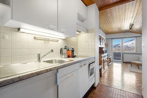 Een koelkast, een oven, een vaatwasser, een koffiezetapparaat/waterkoker