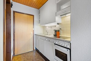 Fridge, oven, dishwasher, coffee/tea maker