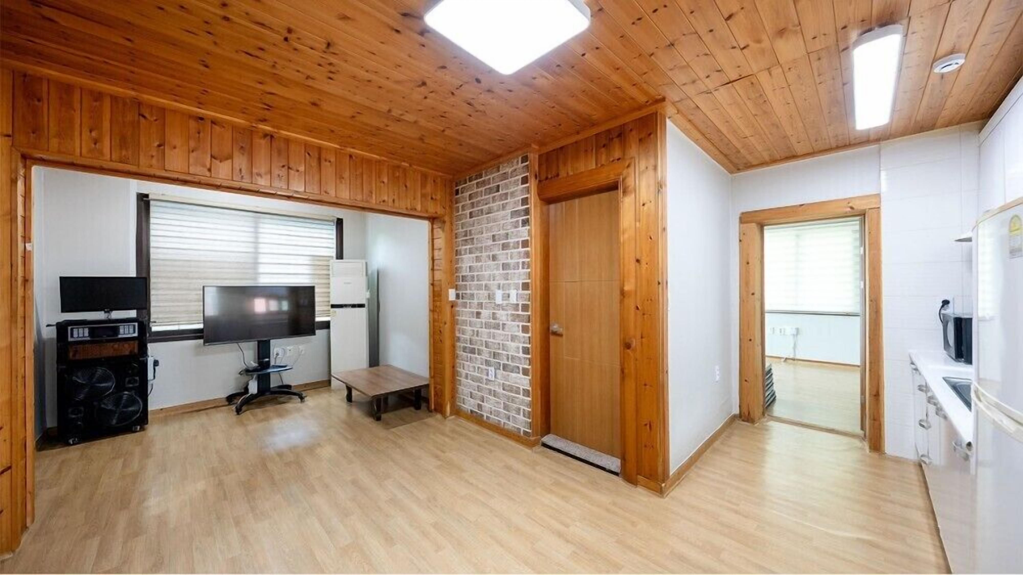 Room (202) | 1 bedroom