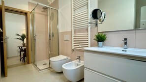تجهيزات دش، مجففات شعر، مراحيض شطف، مناشف