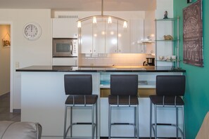 Fridge, microwave, stovetop, dishwasher