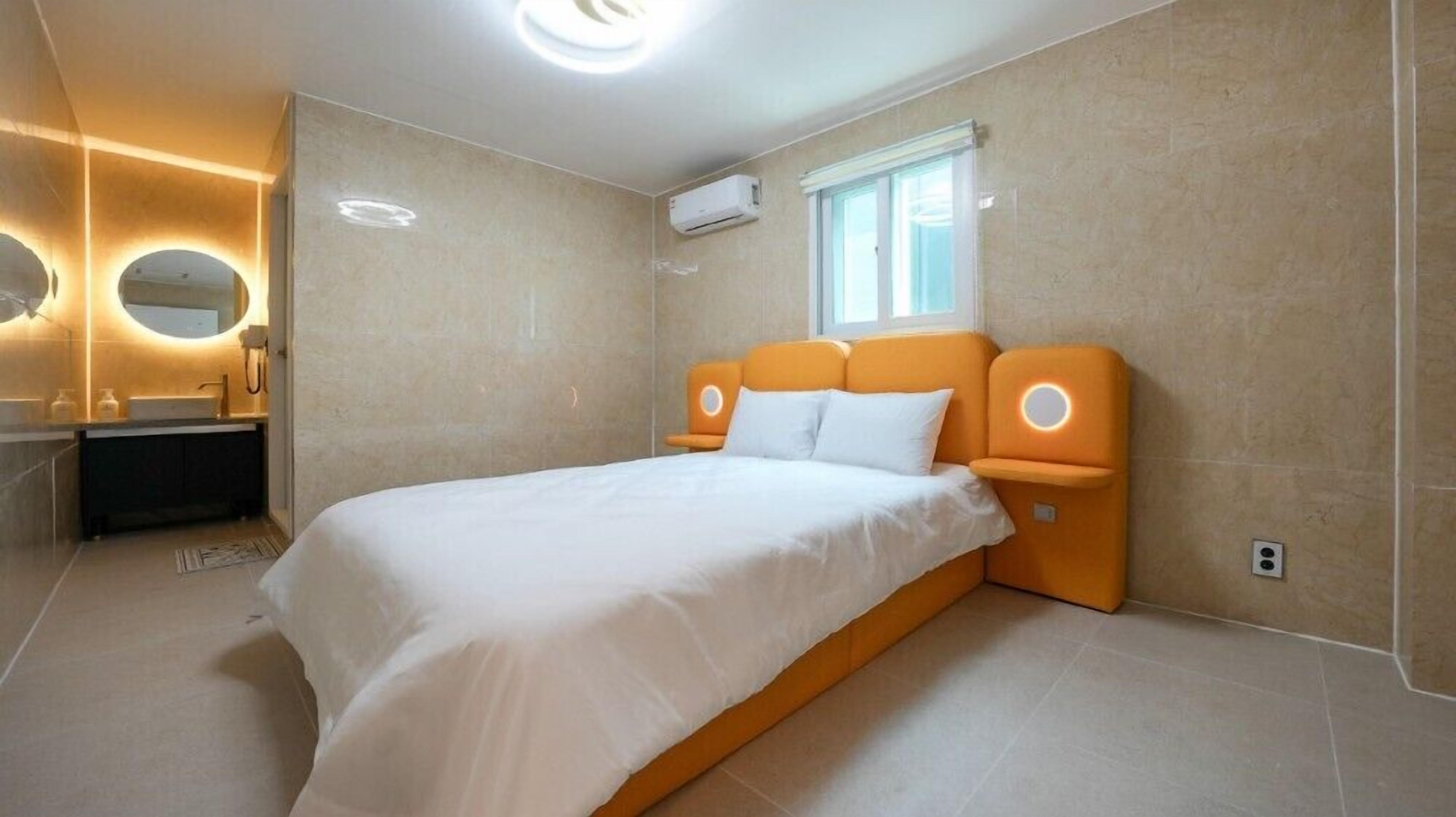 Room (D)