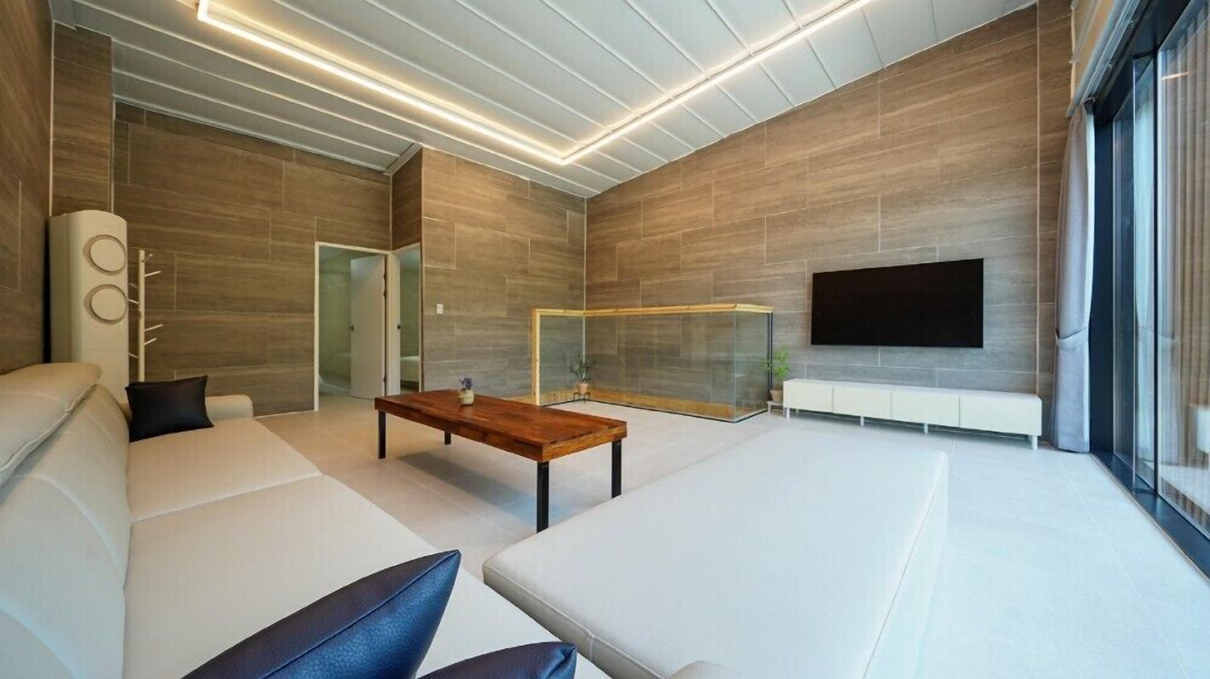 Room (C)