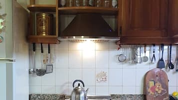 Een koelkast, een microgolfoven, een oven, een kookplaat