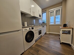 Fridge, microwave, oven, coffee/tea maker