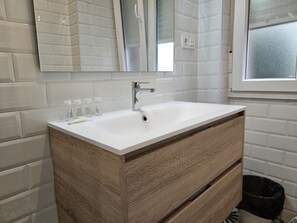 Shower, hair dryer, towels