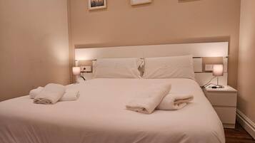 3 bedrooms, iron/ironing board, WiFi (free), bed sheets