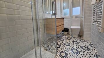 Shower, hair dryer, towels, shampoo