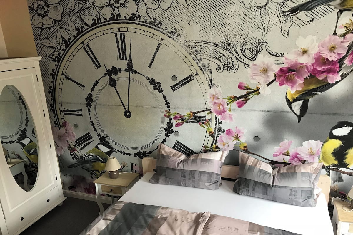 Basic-værelse til 4 personer | Opholdsområde | Fladskærms-tv