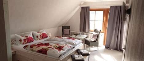 Una camera da letto con un letto grande, una scrivania e una sedia.