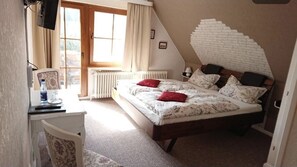 Basic Double Room Single Use | Desk, free WiFi, bed sheets