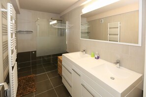 Shower - Spacious Coastal Retreat (Middelkerke)