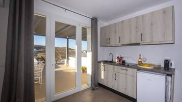 Mini-frigorifero, piano cottura, macchina per caffè espresso