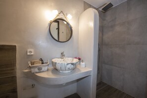 Regadera, regadera tipo lluvia, secadora de cabello, toallas 