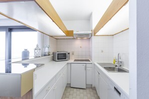 Fridge, microwave, oven, stovetop - Corner apartment with phenomenal sea view (Middelkerke)