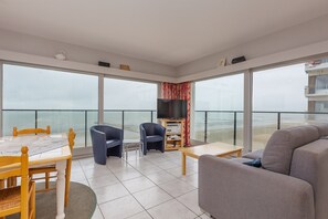 Smart TV - Corner studio with stunning sea views (Middelkerke)