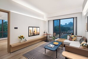 Executive-huone, 1 makuuhuone | Olohuone | 55–tuumainen televisio, jossa satelliittikanavat