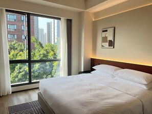 Deluxe-Zimmer, 1 Schlafzimmer | Daunenbettdecken, Zimmersafe, Schreibtisch, Verdunkelungsvorhänge