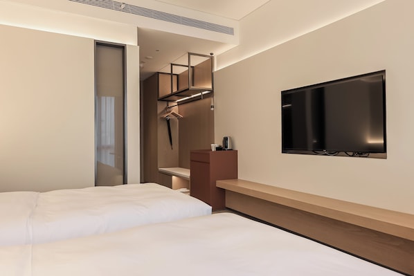 A modern hotel room with a large bed, a TV mounted on the wall, and a built-in wardrobe. - Citadines Connect Chayuan Chongqing (Chongqing)