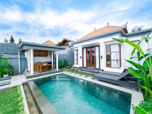 A modern house with a swimming pool, a covered patio, and a garden. - Villa Pakis (Ubud)
