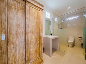 Villa | Bathroom | Shower, towels, soap, shampoo - Villa Pakis (Ubud)