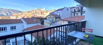 Appartement Tout Équipé Avec Balcon et Deux Chambres