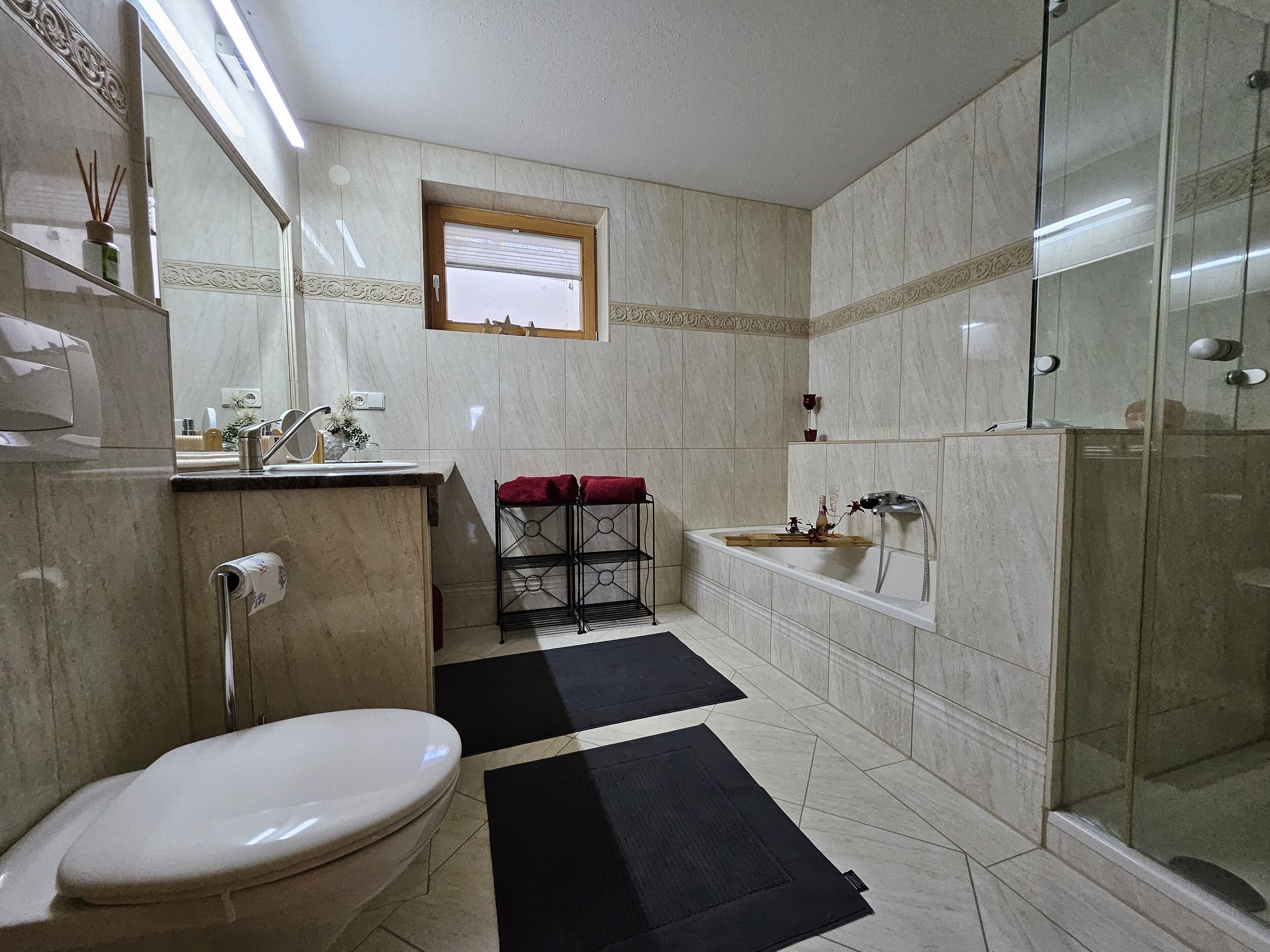 Ein Badezimmer mit Toilette, Waschbecken und Duschbereich.