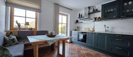 Jääkaappi, uuni, liesi, astianpesukone