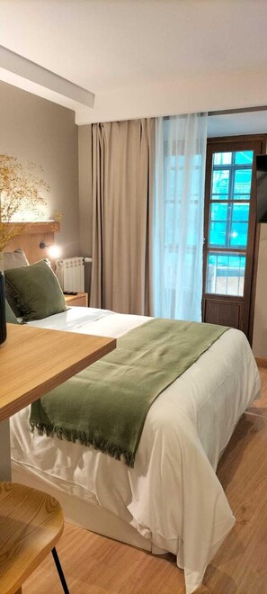 Double Room | Iron/ironing board, free WiFi - Zalle Oviedo Suites (Oviedo)