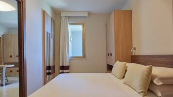 1 habitación, caja de seguridad en la habitación y escritorio