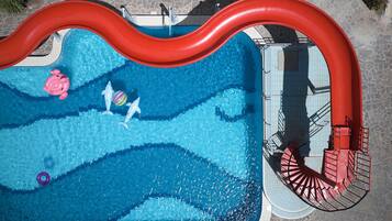 Una piscina al aire libre de temporada