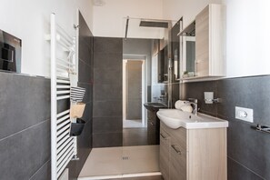 Douche, sèche-cheveux, bidet, serviettes fournies