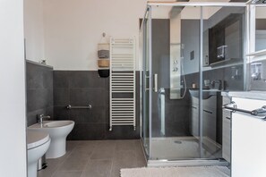 Douche, sĂšche-cheveux, bidet, serviettes fournies