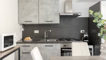 Frigorifero, microonde, forno, piano cottura