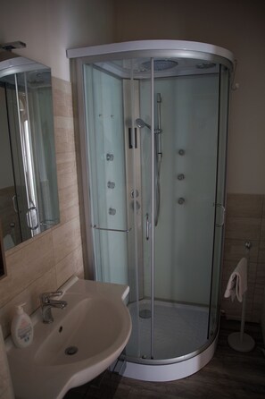 Douche, sèche-cheveux, bidet, serviettes fournies