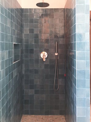 Ducha, secador de pelo, bidé y toallas