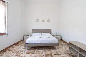 3 bedrooms, iron/ironing board, bed sheets