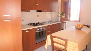 Frigorifero, forno, piano cottura, lavastoviglie
