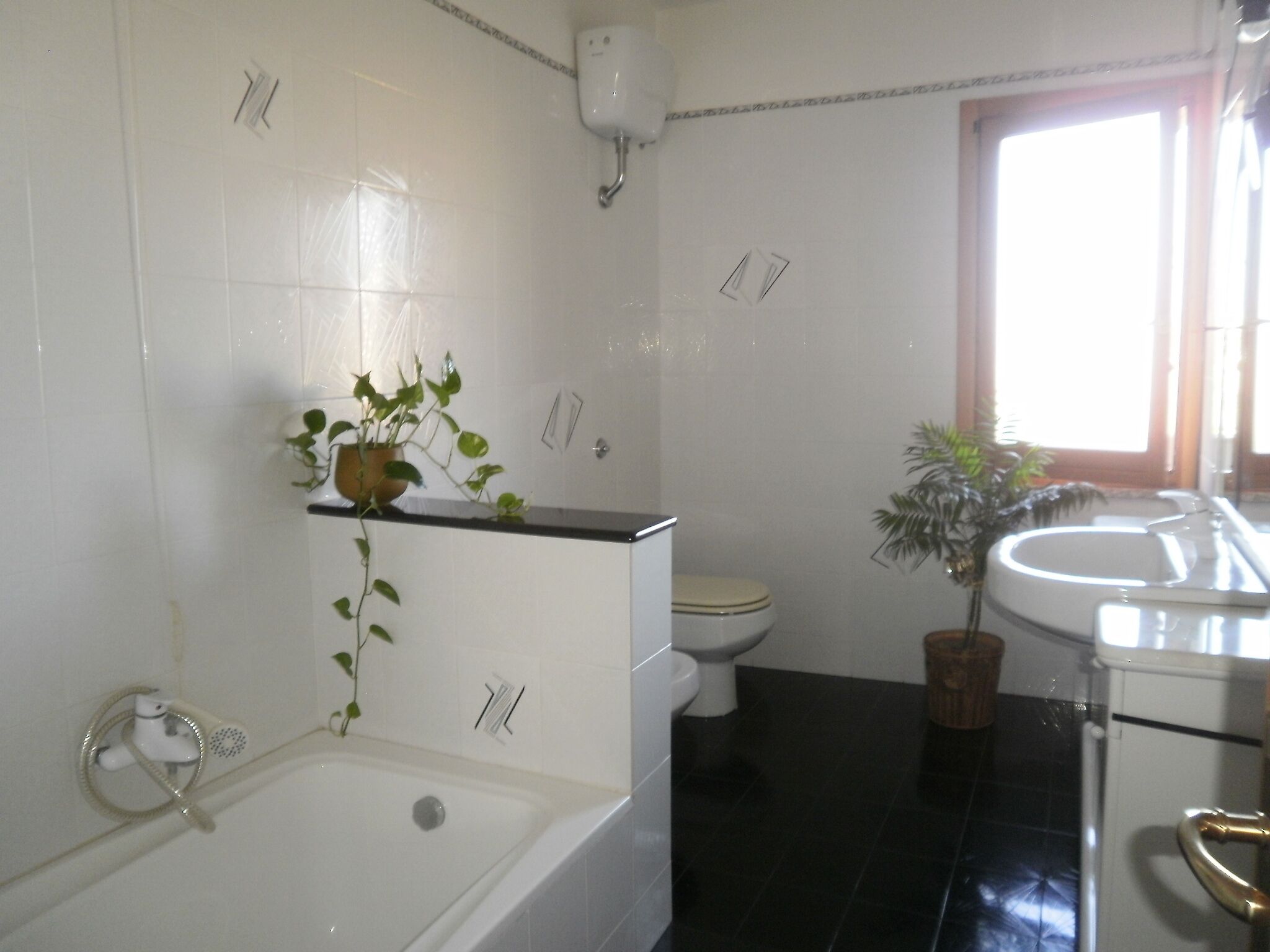 Douche, sèche-cheveux, bidet, serviettes fournies