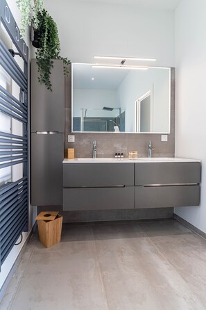 Shower, hair dryer, towels, soap - Villa Surgabali, Avec Piscine et à 300m de la Plage (Cavalaire-sur-Mer)