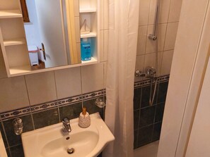 Een douche, gratis toiletartikelen, een haardroger, handdoeken