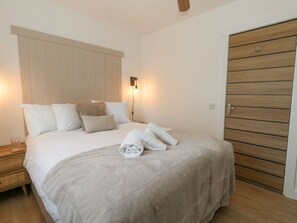 2 Schlafzimmer, individuell dekoriert, individuell eingerichtet