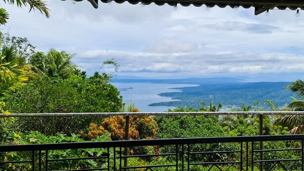 Un balcón con vistas a un lago y montañas.