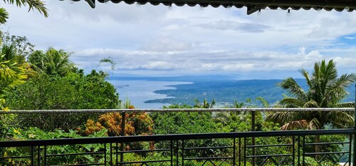 Tagaytay Overlooking Taal, Fast Wi-Fi, Free Parking
