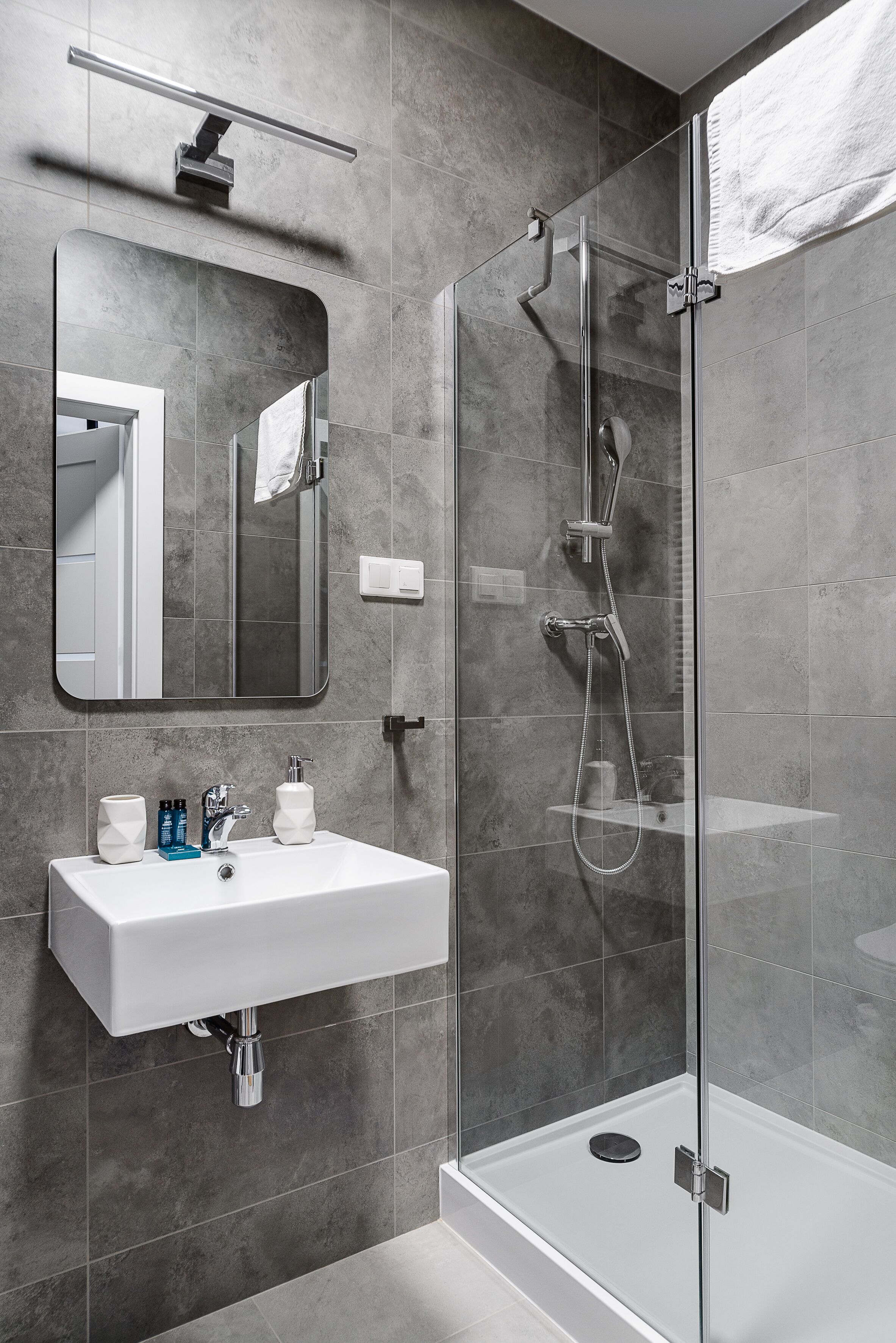 Deluxe Apartment | Bathroom | Shower, rainfall showerhead, hair dryer, towels